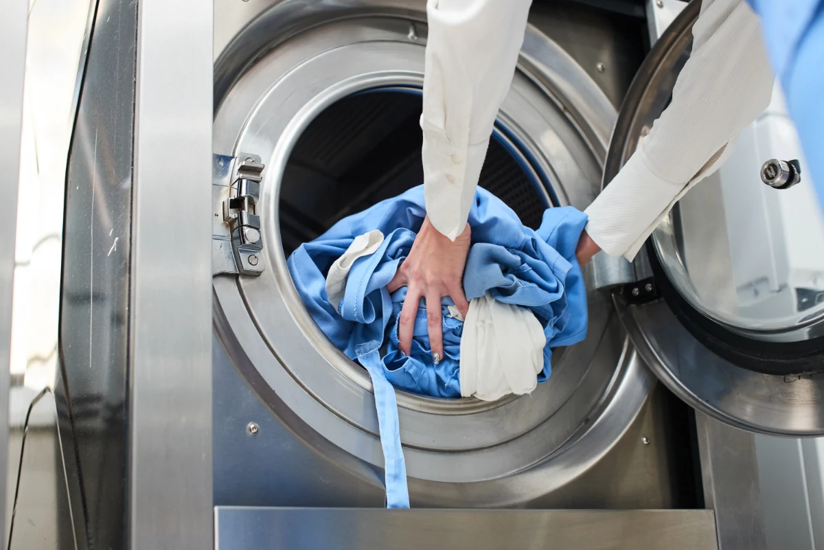 hands-loading-laundry-into-washing-machine-dry-cleaning (1)